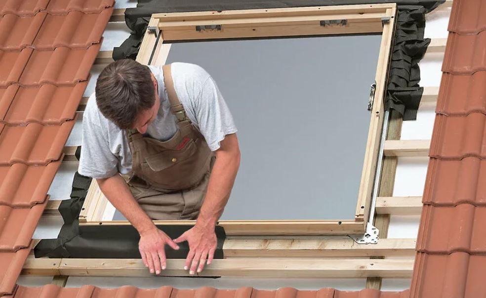 Как установить мансардное окно в готовую крышу | Советы по врезке