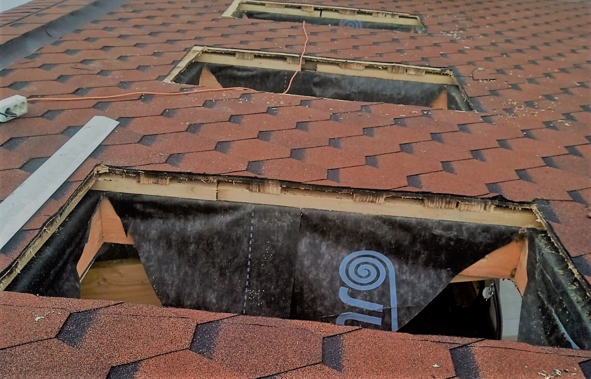 Монтаж окна на крыше: типы, размеры, монтажные аксессуары